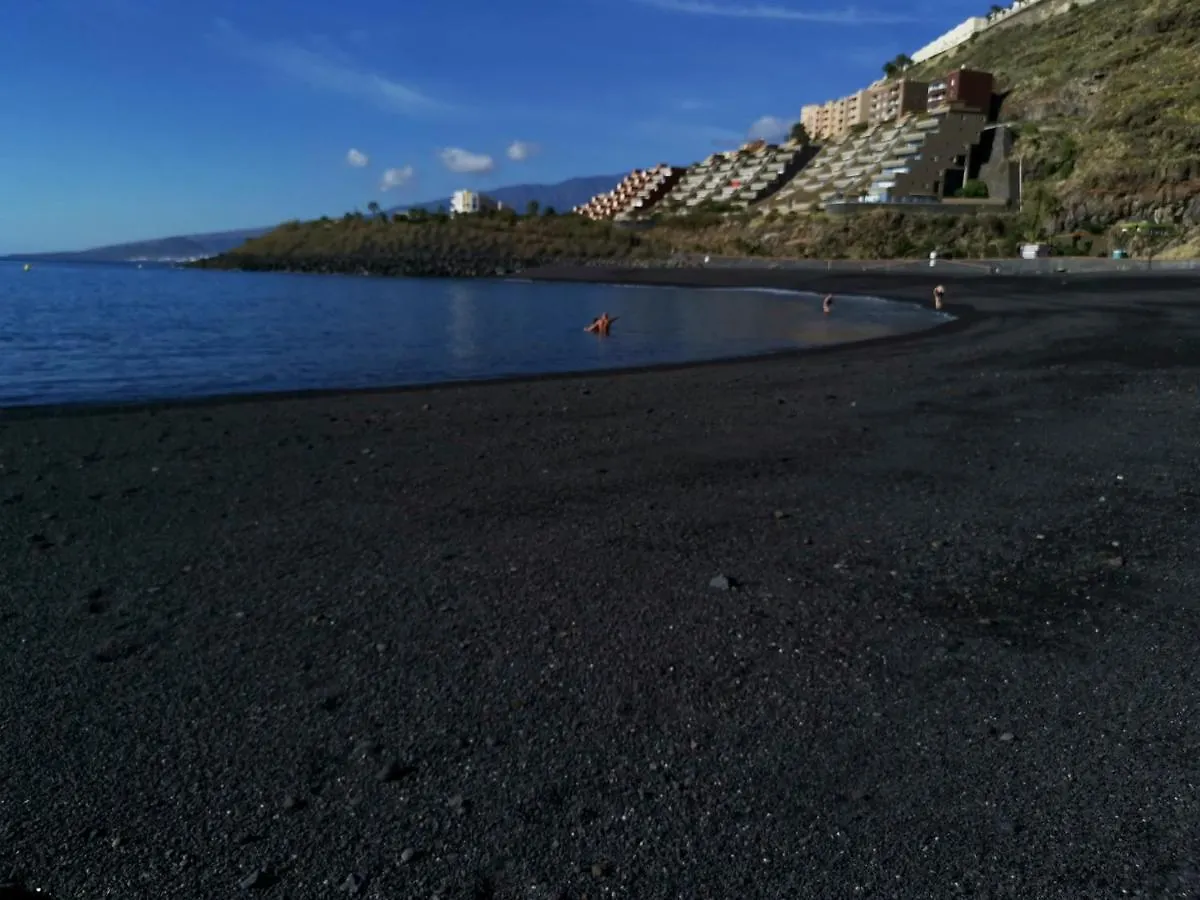 Home2Book Comfy Beachfront Radazul شقة